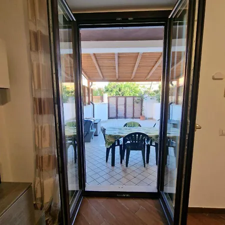 Domus Livio, 7 Min Fco Airport, Free Wifi, Garden Apartment, 2 Tv Hd Fiumicino Exterior photo