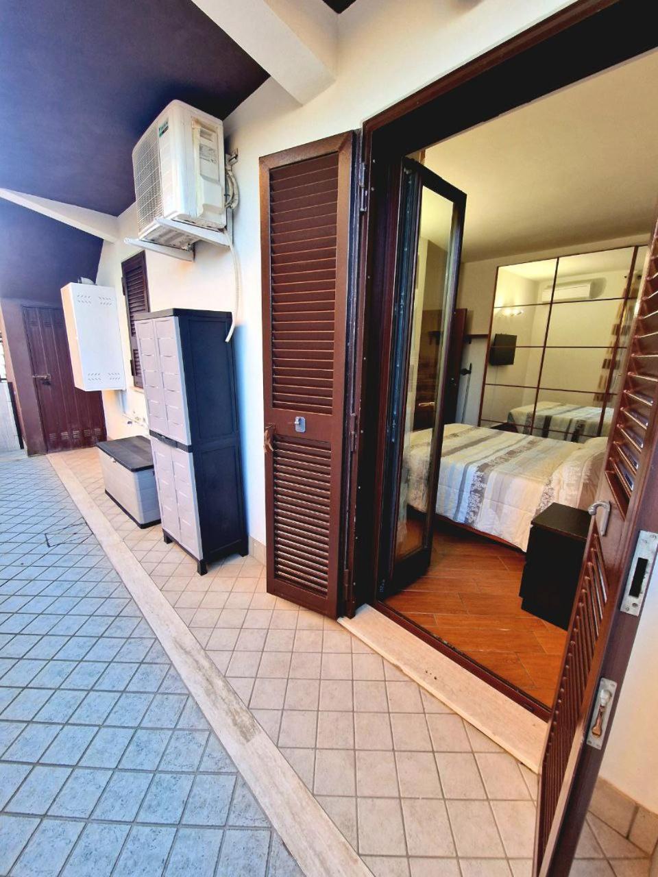 Apartment Domus Livio, 7 Min Fco Airport, Free Wifi, Garden Apartment, 2 Tv Hd Fiumicino