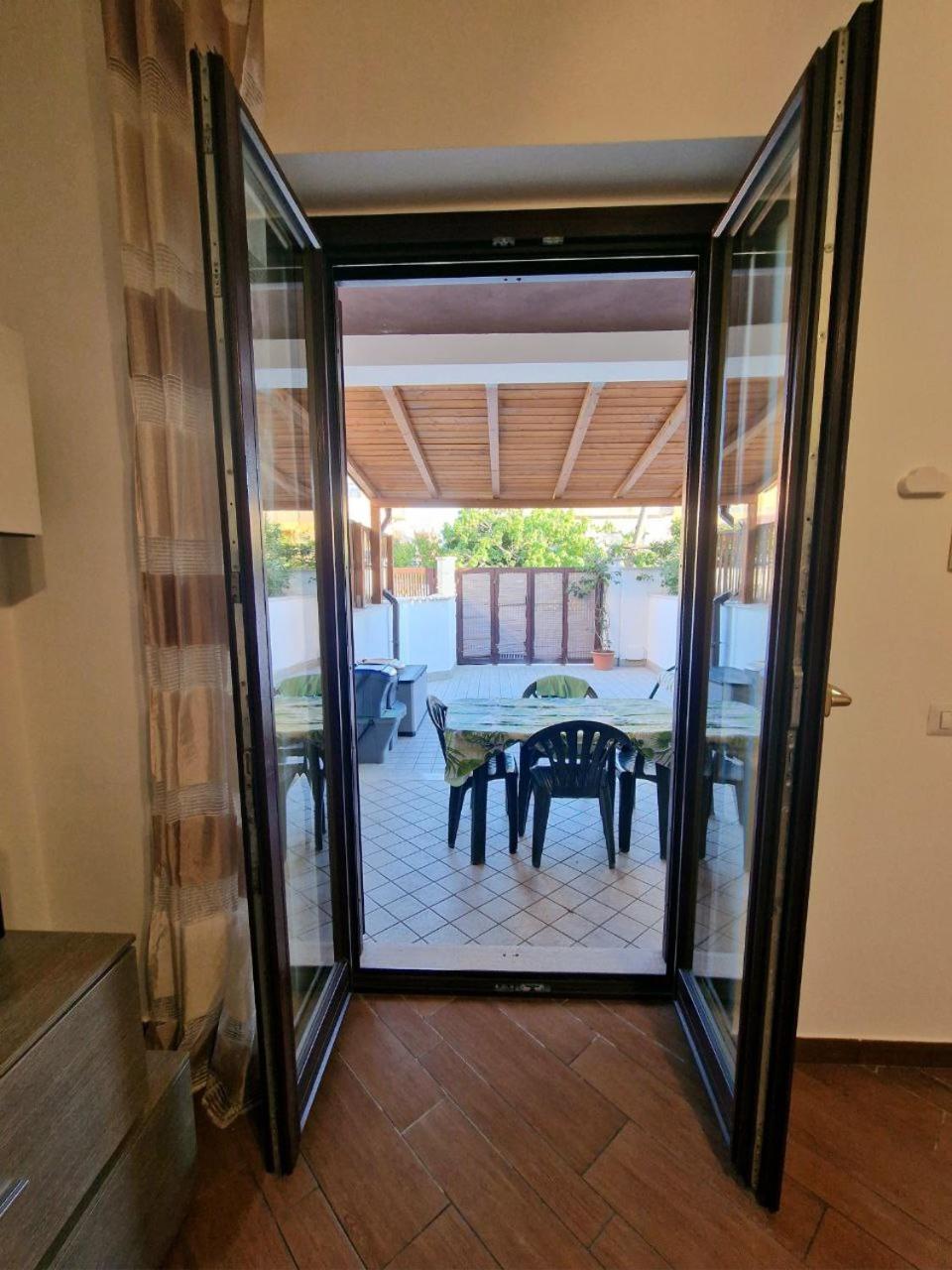 Apartment Domus Livio, 7 Min Fco Airport, Free Wifi, Garden Apartment, 2 Tv Hd Fiumicino
