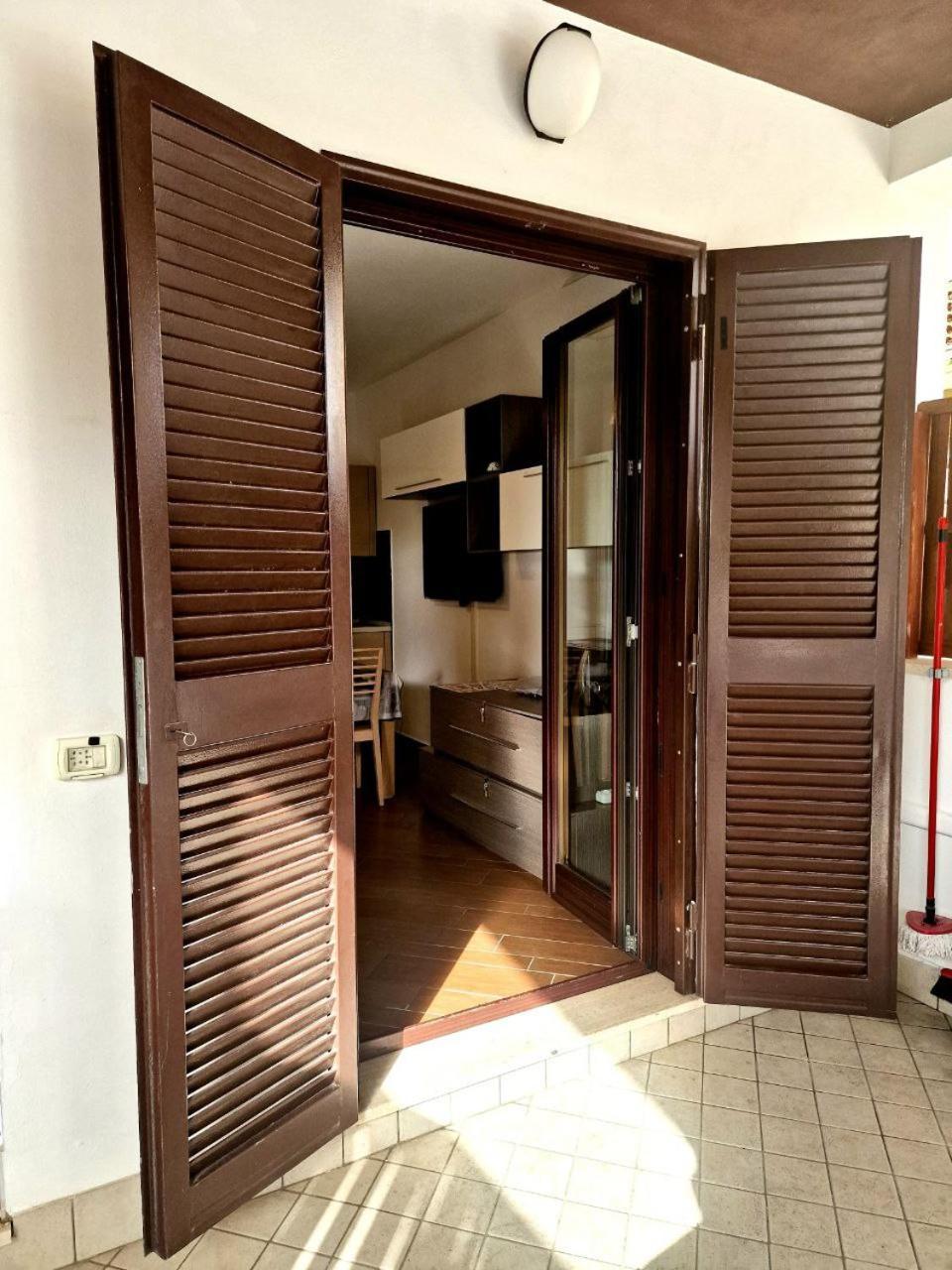Domus Livio, 7 Min Fco Airport, Free Wifi, Garden Apartment, 2 Tv Hd Apartment Fiumicino